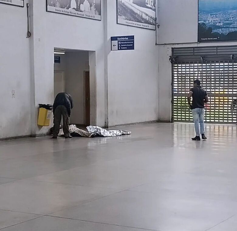 Homem em situação de rua é encontrado morto no terminal de Mogi