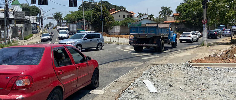Construção da rotatória na confluência da via com a Estrada Santa Mônica e a rua Regina Cabalau Mendonça contribuiu