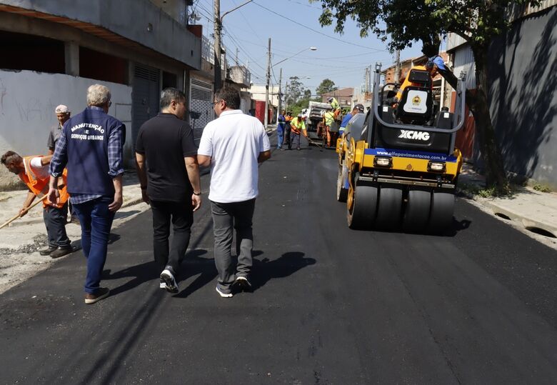 Rua Turquesa recebe novo asfalto 