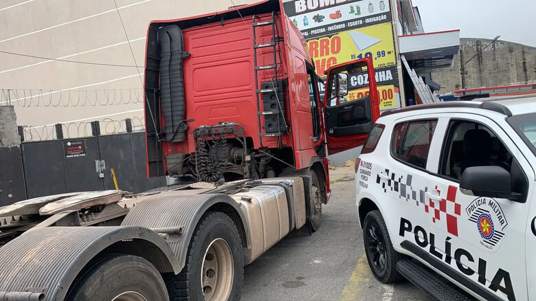 Motorista bate caminhão, foge e é detido em Itaquá