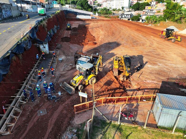Campo padrão FIFA começa a ser construído no Jardim Odete, em Itaquá