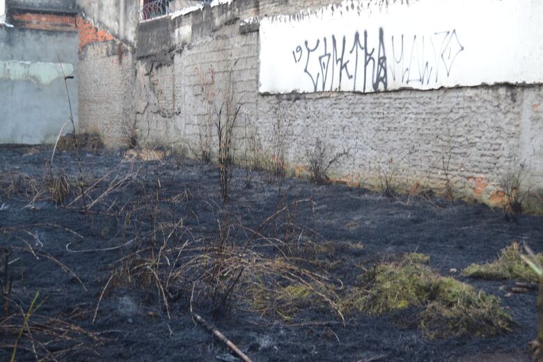 Terreno na Rua Paraná pegou fogo nesta segunda-feira