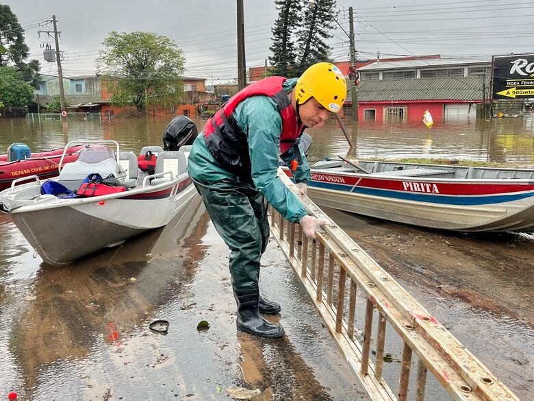 Defesa Civil de Itaquá resgata pessoas e animais em 2º dia no Rio Grande do Sul