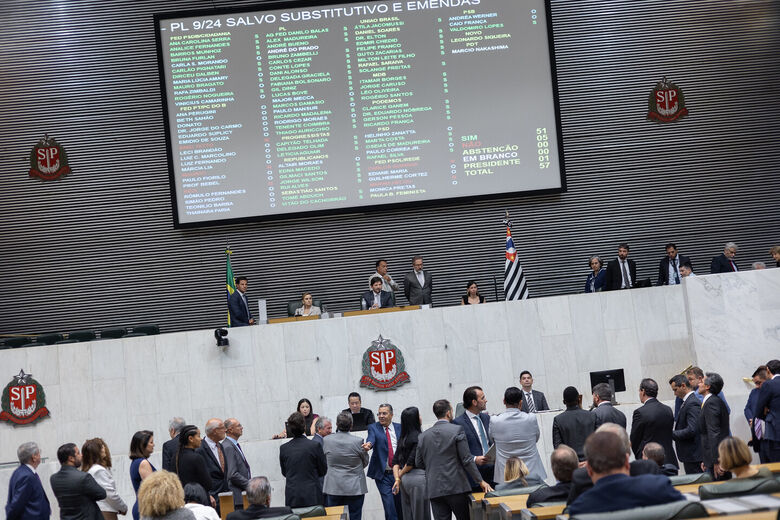 Com protesto, São Paulo aprova criação de escolas cívico-militares