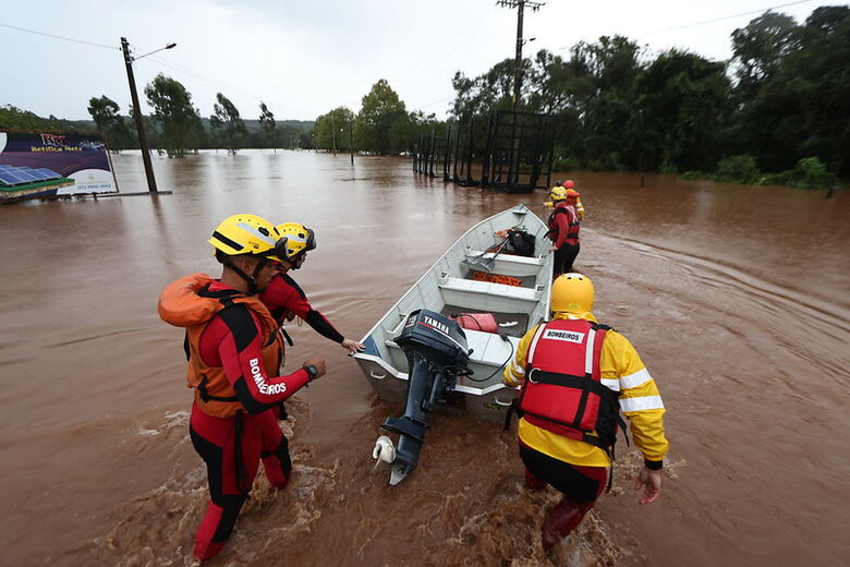 Bombeiros atuam no resgate de moradores durante enchentes no RS