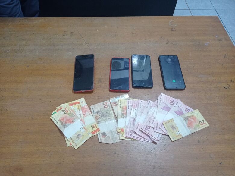 Policiais apreenderam entorpecentes, quatro celulares e dinheiro com os suspeitos