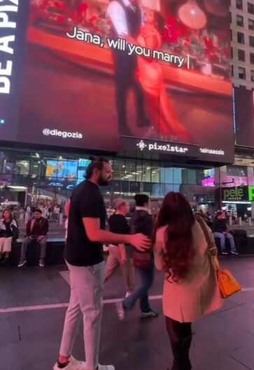 Empresária mogiana se emociona com pedido de casamento na Times Square