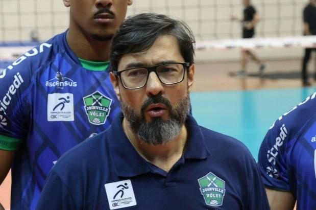 Pedro Uehara é novo técnico do Suzano Vôlei