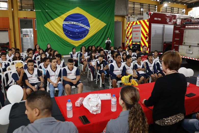 Secretaria de Educação forma 301 novos alunos no programa 'Bombeiro na Escola'