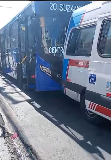 Acidente entre ônibus e vans na Rua Benjamin Constant