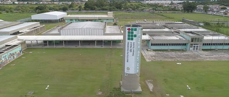 Homens armados invadem Instituto Federal, rendem vigia e levam equipamentos