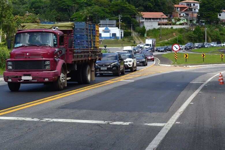 Ônibus escolar se envolve em acidente de trânsito na Mogi-Bertioga