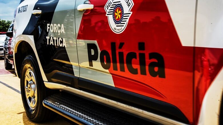 Polícia Militar prende homem por tráfico e recaptura procurado da Justiça em Mogi