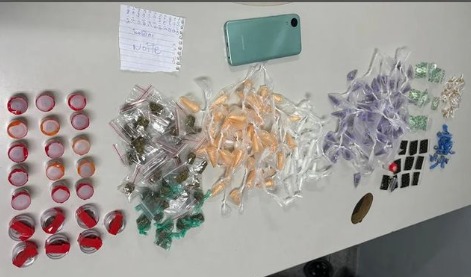 Polícia prende suspeito com 300 porções de drogas em Itaquá