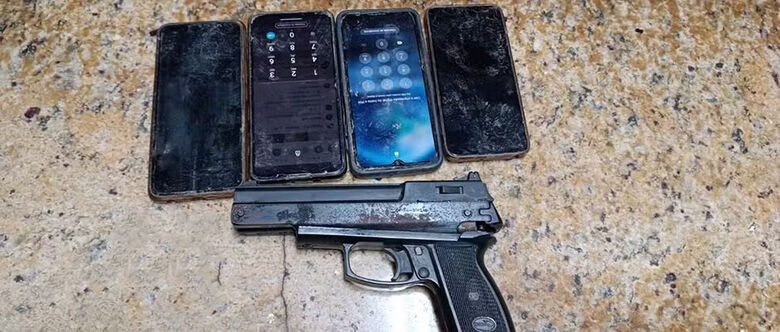 Policiais apreenderam quatro celulares e um simulacro com os suspeitos