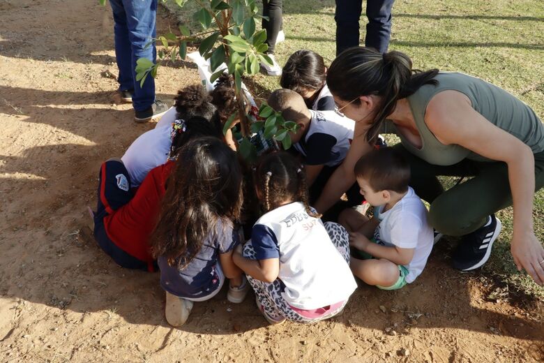 Escola municipal do Jardim Cacique ganha horta educacional
