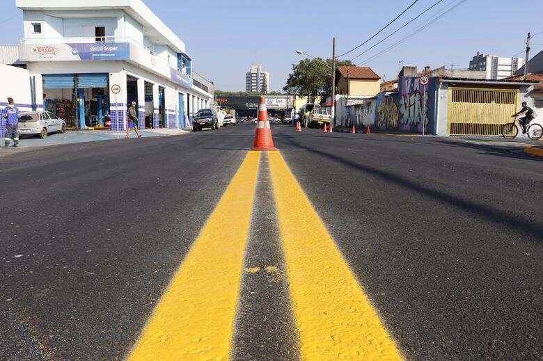 Requalificação da rua Agostinho Irente é concluída com serviços de sinalização