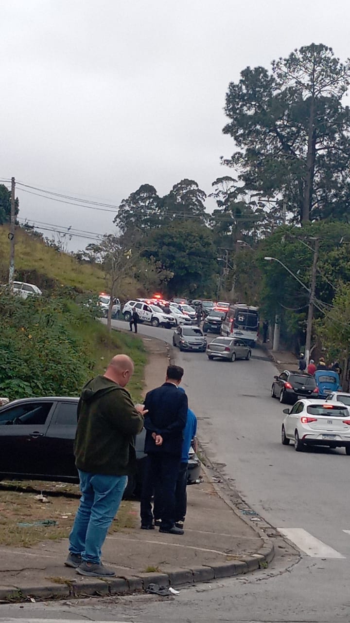 Viaturas da PM na Rua Shosaburo Kawamura, em Ferraz