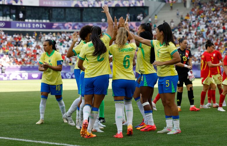 Seleção feminina perde para a Espanha, mas avança para as oitavas