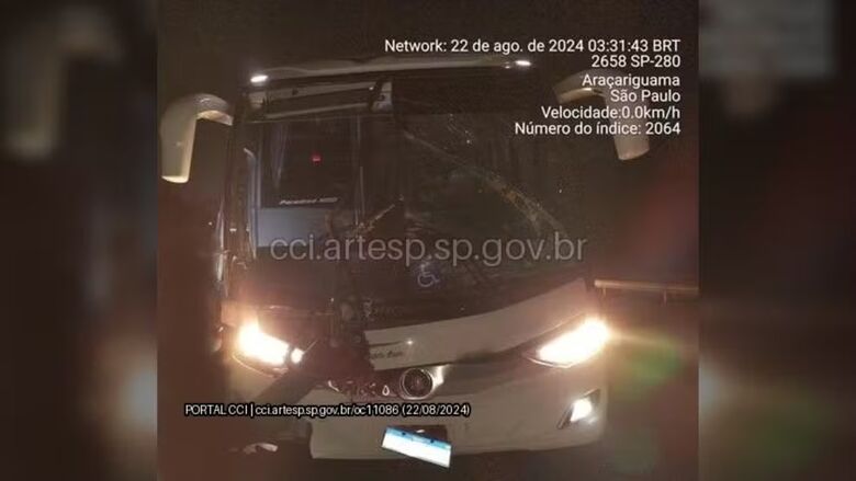 Ônibus do Mogi Basquete colide com caminhão na Rodovia Presidente Castello Branco