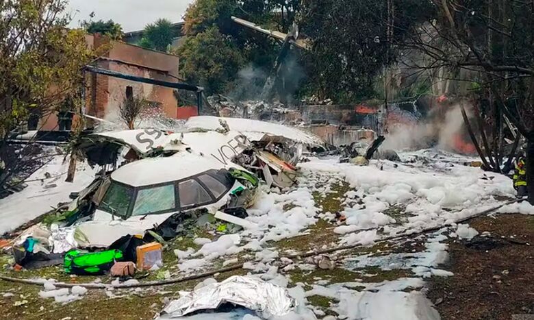 Destroços de avião que caiu em Vinhedo