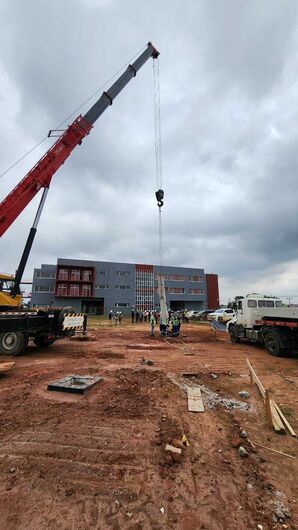 Unipiaget realiza a montagem de pilar da obra de ampliação do Centro Universitário em Suzano