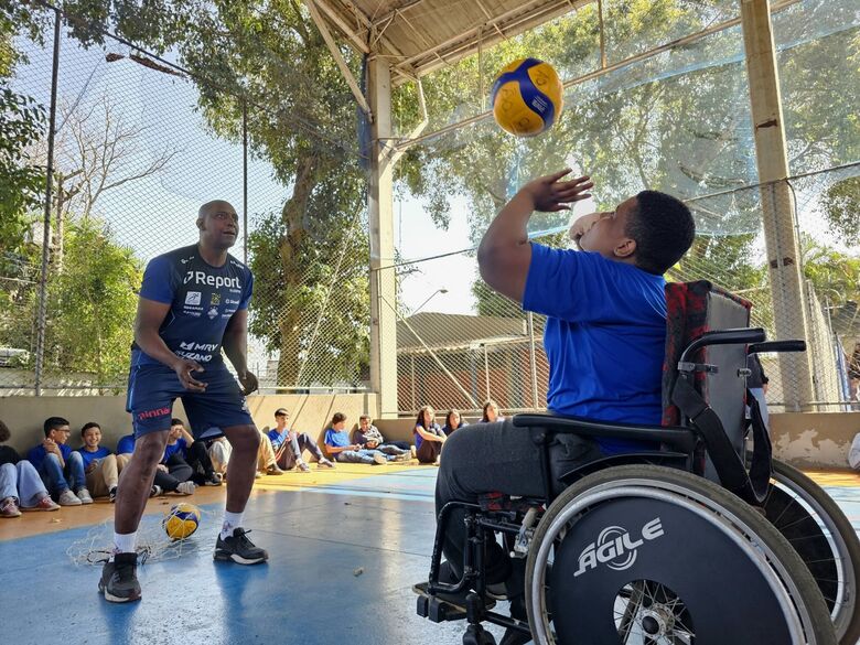 Suzano Vôlei visitou duas escolas estaduais