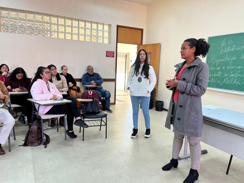  Silmara Marcelino conversa com alunos da Unipiaget