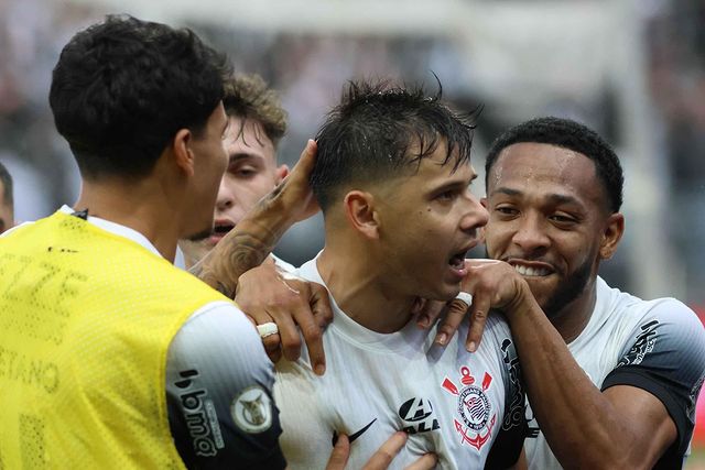 Romero marcou dois gols na vitória do Corinthians