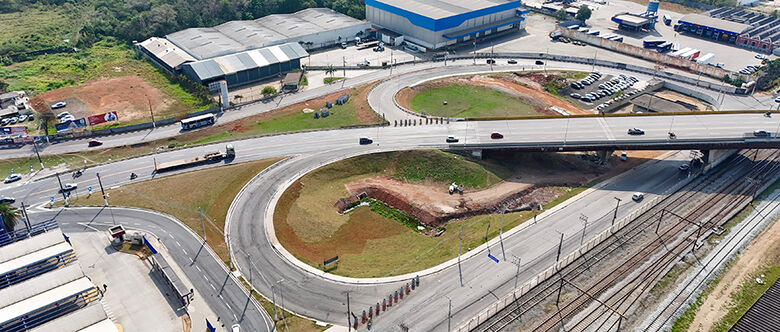 Circulação de veículos na nova alça de acesso implantada no viaduto e na alça de saída para a Avenida Jorge Bey Maluf será liberada nesta segunda-feira