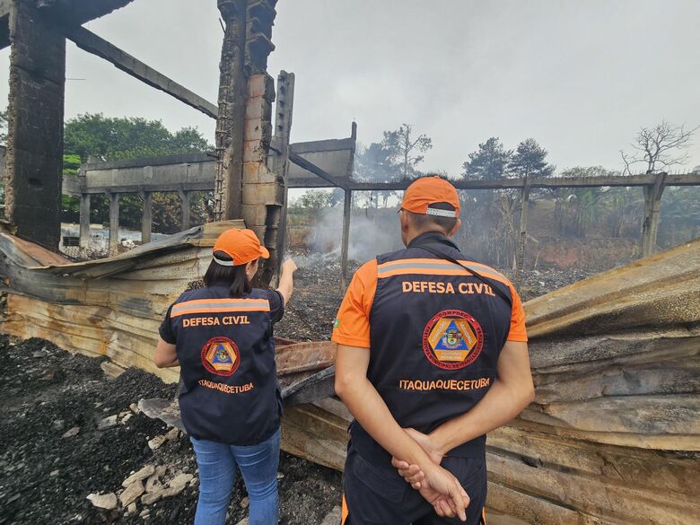 Defesa Civil de Itaquá interdita galpão e aplica multa em outro após incêndio