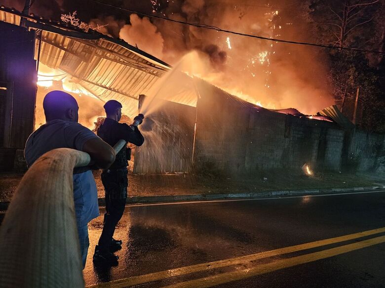 GCM de Itaquá auxilia no combate a incêndio em galpão de materiais plásticos