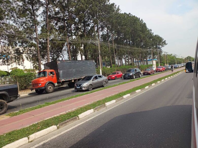 Congestionamento na Avenida Vereador João Batista Fitipaldi