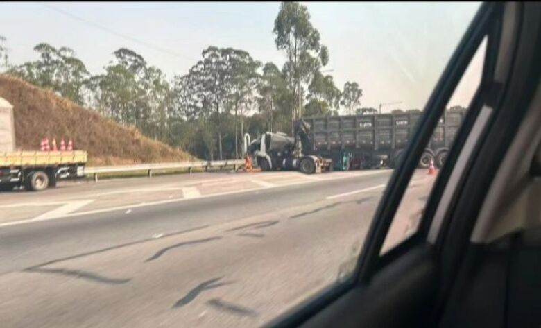 Acidente entre três carretas no Rodoanel deixa um ferido