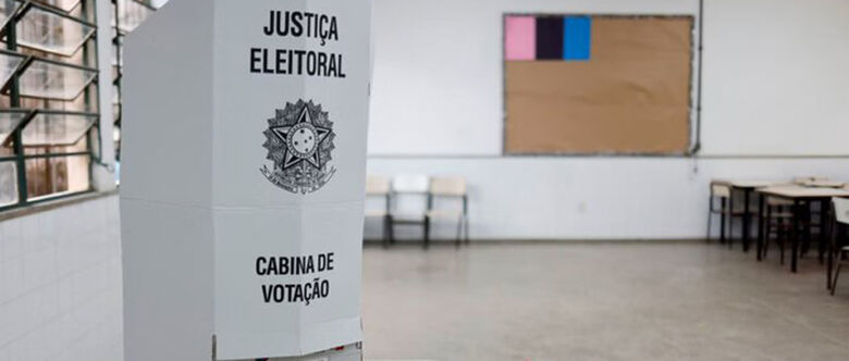 Eleitores faltantes terão de justificar voto. A abstenção cresceu em relação a 2020