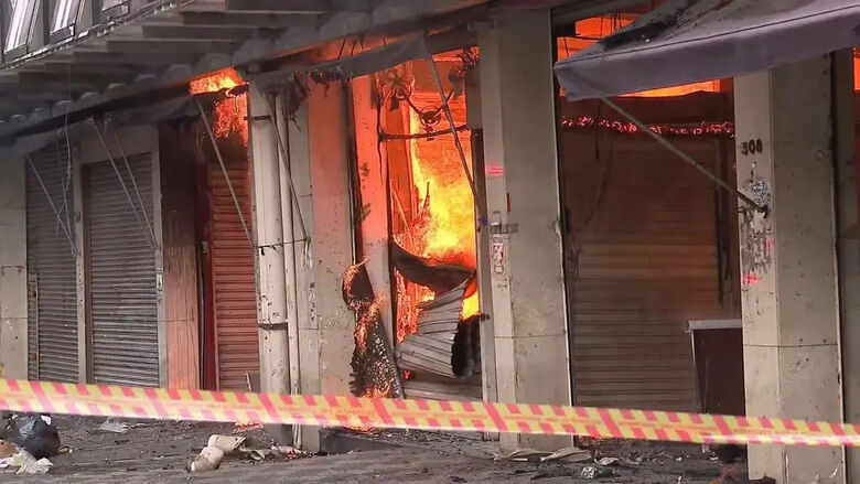 Incêndio no Shopping 25 de Março pode ter atingido cerca de 200 lojas