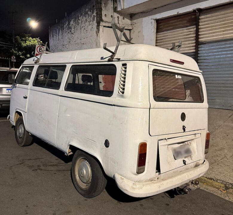 Kombi branca com queixa de furto foi registrada pelo sistema