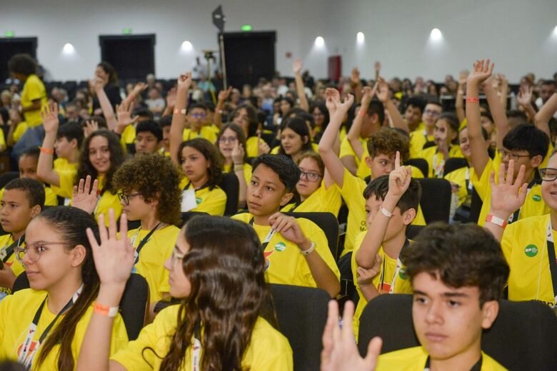 Programa de bolsa estágio de até R$ 1 mil para alunos do Ensino Médio