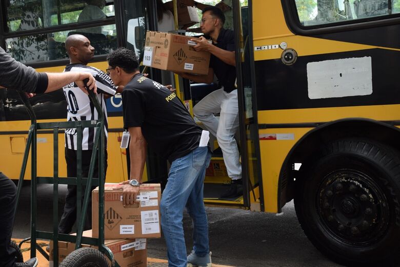 Urnas foram transportadas neste sábado 