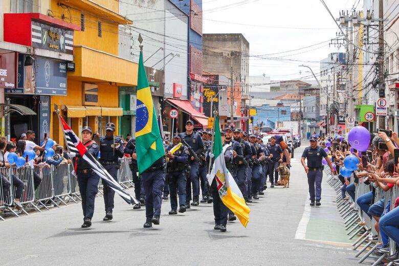 Mais de 5 mil pessoas, entre público e envolvidos, participaram de um desfile cívico