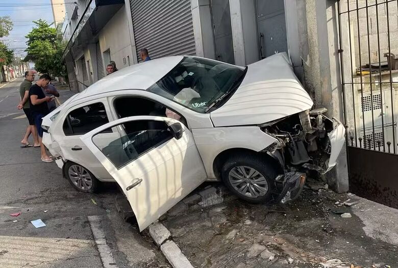 Duas vítimas ficaram com ferimentos leves e foram levadas ao hospital