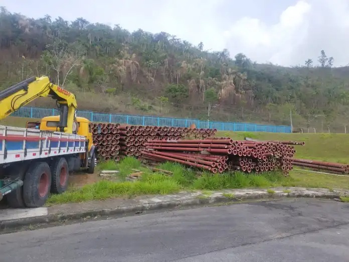 Suspeitos foram flagrados em três caminhões carregados com tubos de aço