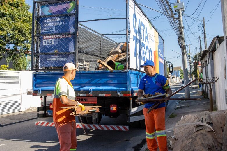 Serviço recolhe móveis antigos, colchões e outros itens volumosos das ruas