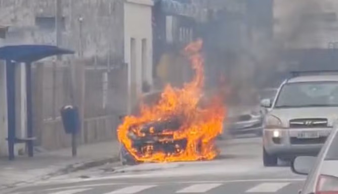 Carro pegou fogo entre a Avenida Ipiranga e a Avenida Japão