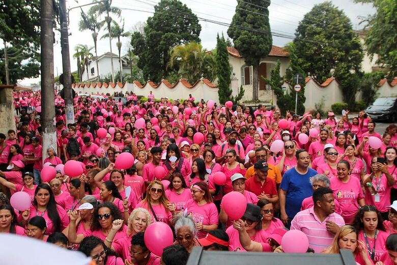 Cerca de 800 pessoas acompanharam o trajeto com camisetas rosas e bexigas