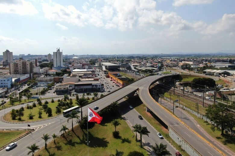 Acidente ocorreu no Viaduto Leon Feffer