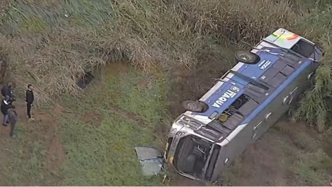 Ônibus desvia de animal, tomba e cai em ribanceira em Itaquá