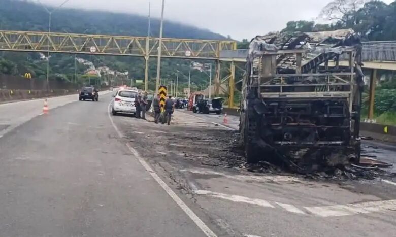 Ônibus que levava torcedores do Cruzeiro pegou fogo após emboscada 