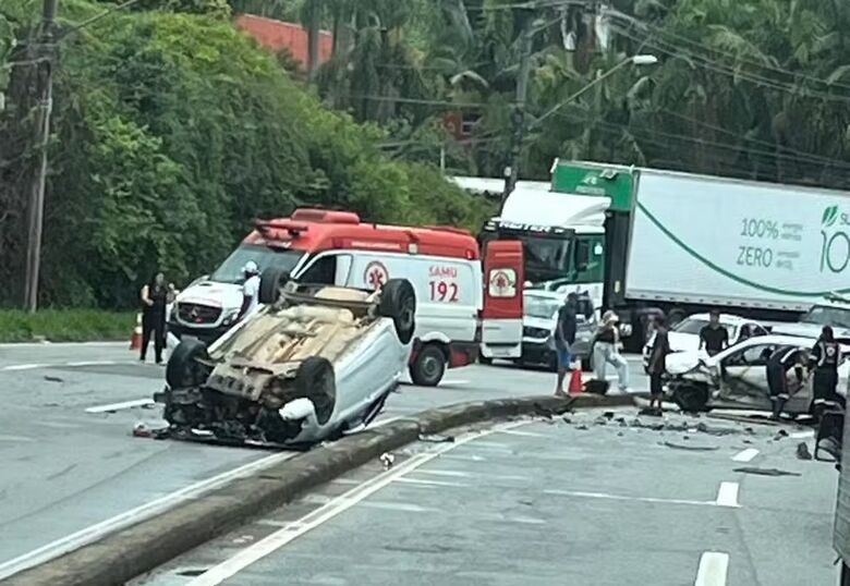 Acidente entre carros com capotamento deixa três feridos 