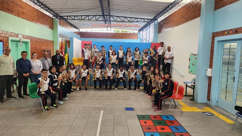 Artur Takayama visita escola contemplada com verba de emenda para compra de instrumentos musicais